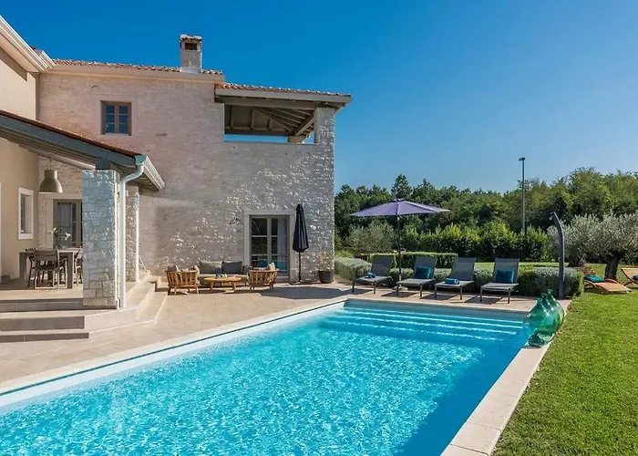 וילה New! Corinne With 42 M2 Pool, Sauna Stuti