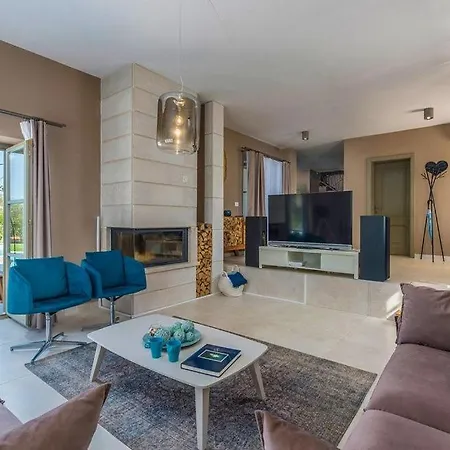 New! Corinne With 42 M2 Pool, Sauna Vila Stuti